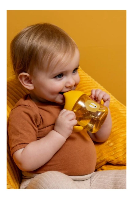 kubek-niekapek-z-uchwytami-dla-dzieci-lew-trixie-baby (1).jpg